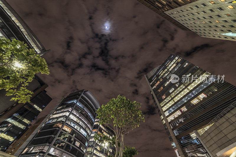 从下往上的建筑夜景，在São Paulo，巴西。